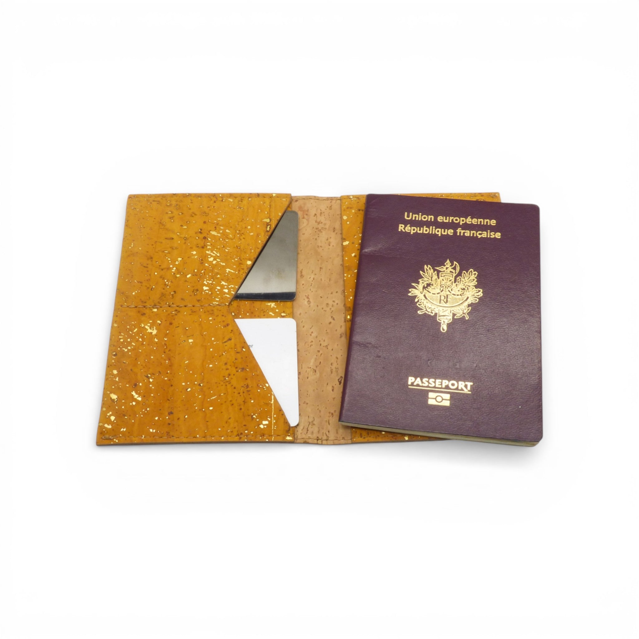 Protège-passeport en liège jaune moutarde ouvert, passeport et carte glissés — Artipel, Portugal