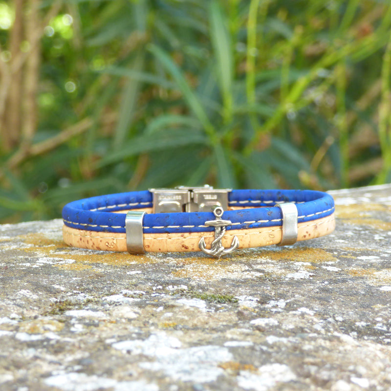 Bracelet double cordon en liège bleu et naturel porté façon marin — Cork Colors, pendentif ancre, Portugal