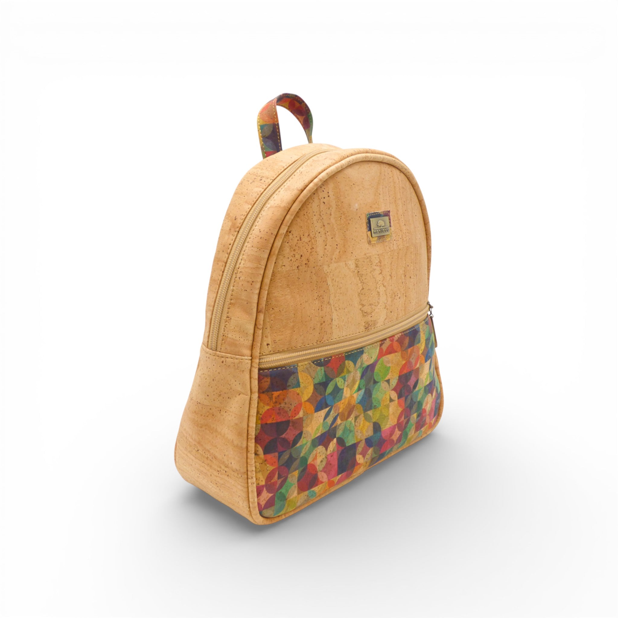 Trois quarts d'un sac à dos en liège naturel à poche imprimée géométrique multicolore — Montado, Portugal