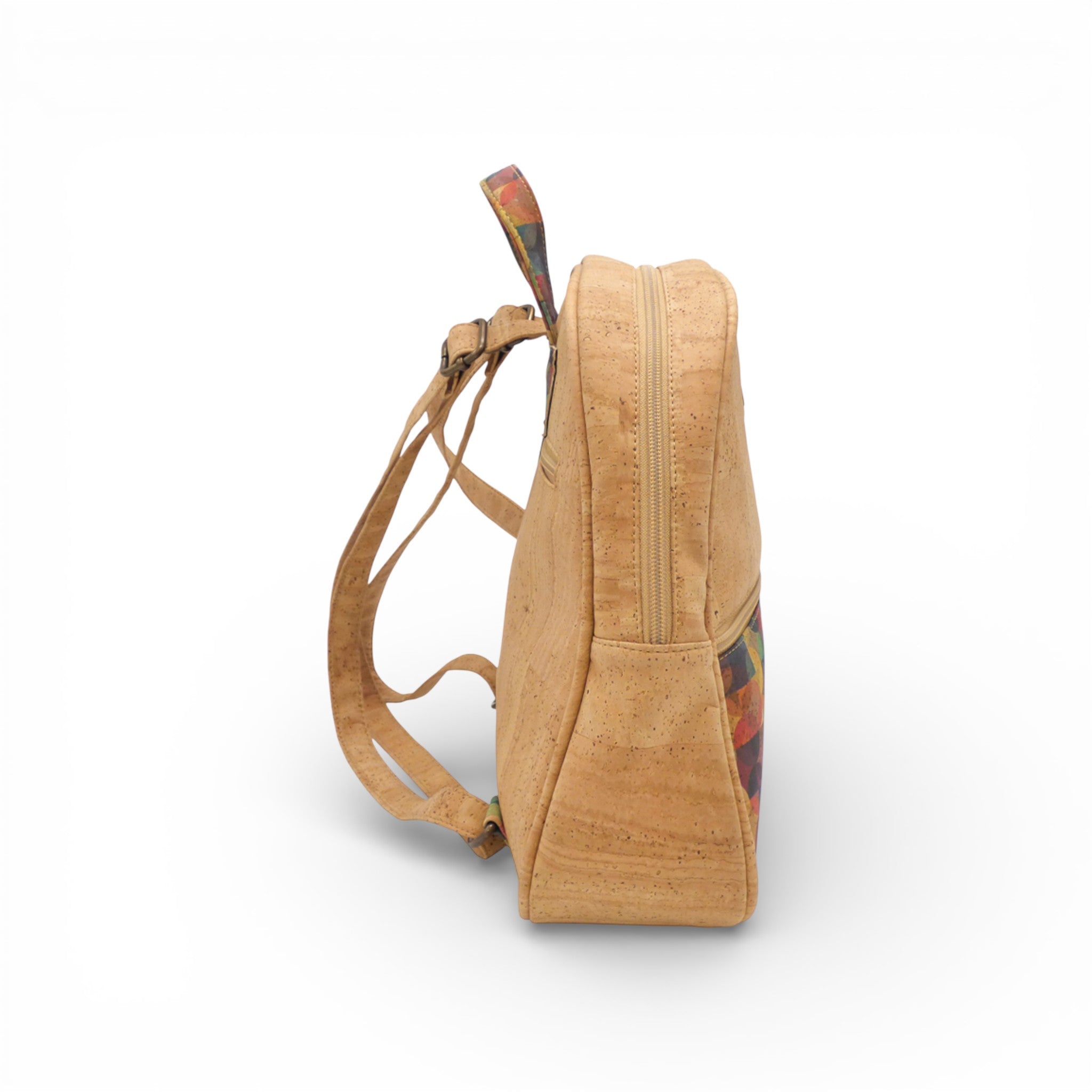 Profil d'un sac à dos en liège naturel, poche imprimée multicolore — Montado, sangles pendantes, Portugal