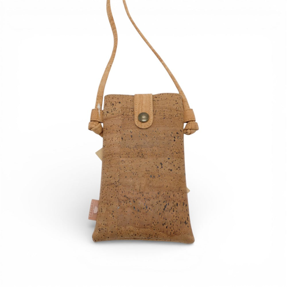 Pochette téléphone en liège naturel moucheté foncé — Montado, rabat à pression, bandoulière, Portugal