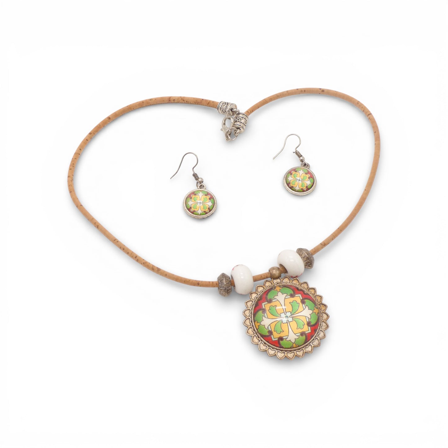 Parure de bijoux Artipel avec collier et boucles d'oreilles en liège, affichant un design élégant et naturel.