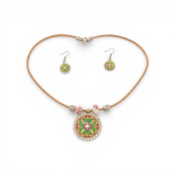 Collier et boucles d'oreilles en liège de la marque Artipel, présentés ensemble dans un élégant agencement.