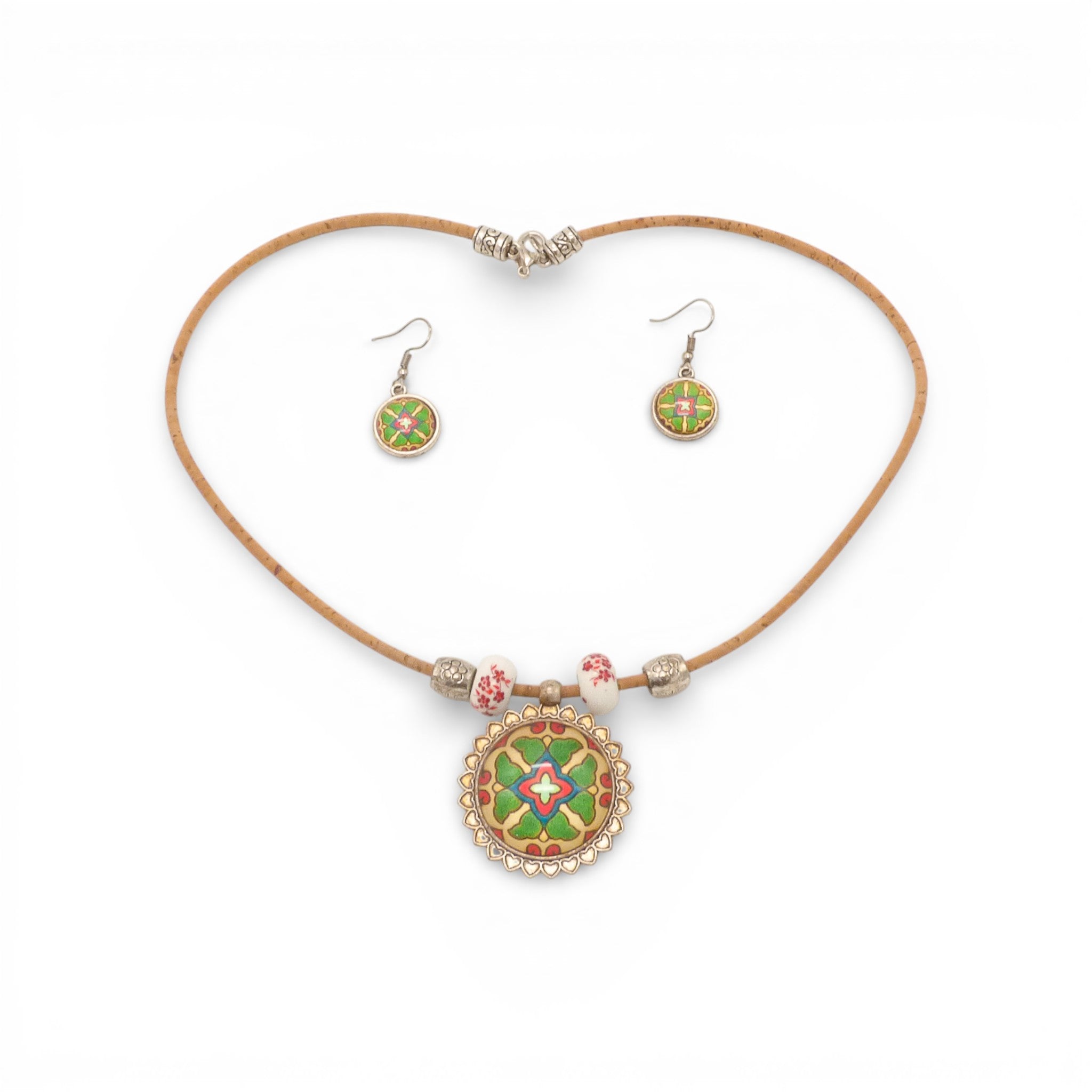 Collier et boucles d'oreilles en liège de la marque Artipel, présentés ensemble dans un élégant agencement.