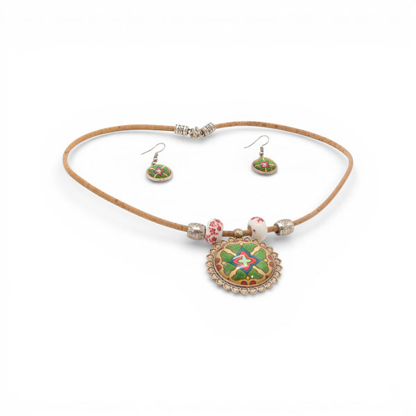 Parure de bijoux Artipel en liège, comprenant un collier élégant et des boucles d'oreilles assorties.