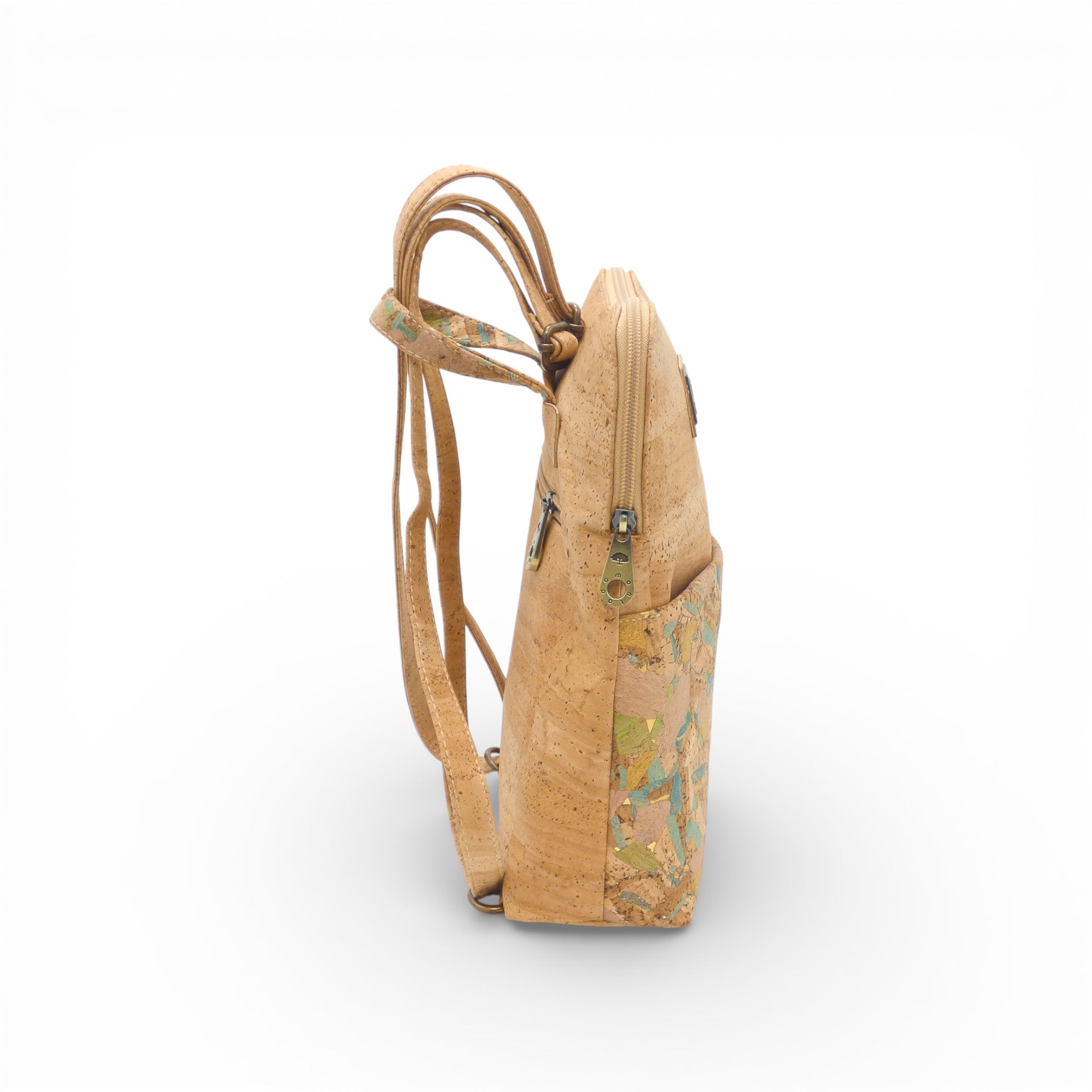 Profil d'un sac à dos en liège naturel à fond moucheté — Montado, zip latéral, Portugal