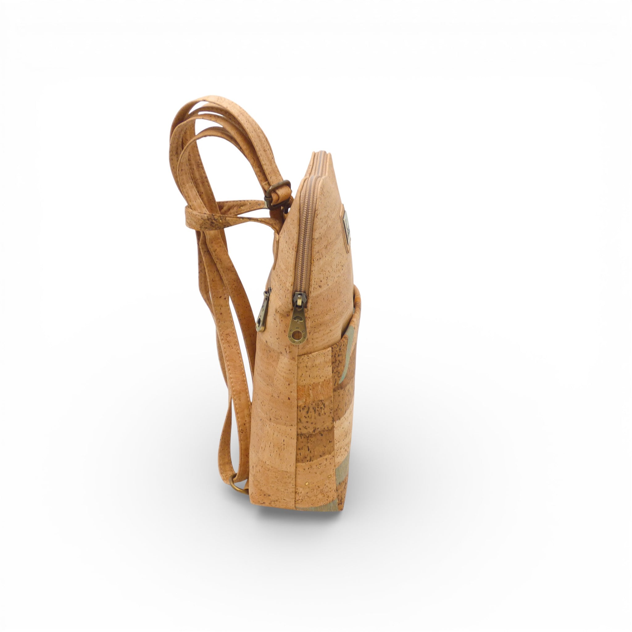 Profil d'un sac à dos compact en liège naturel uni — Montado, format slim, Portugal