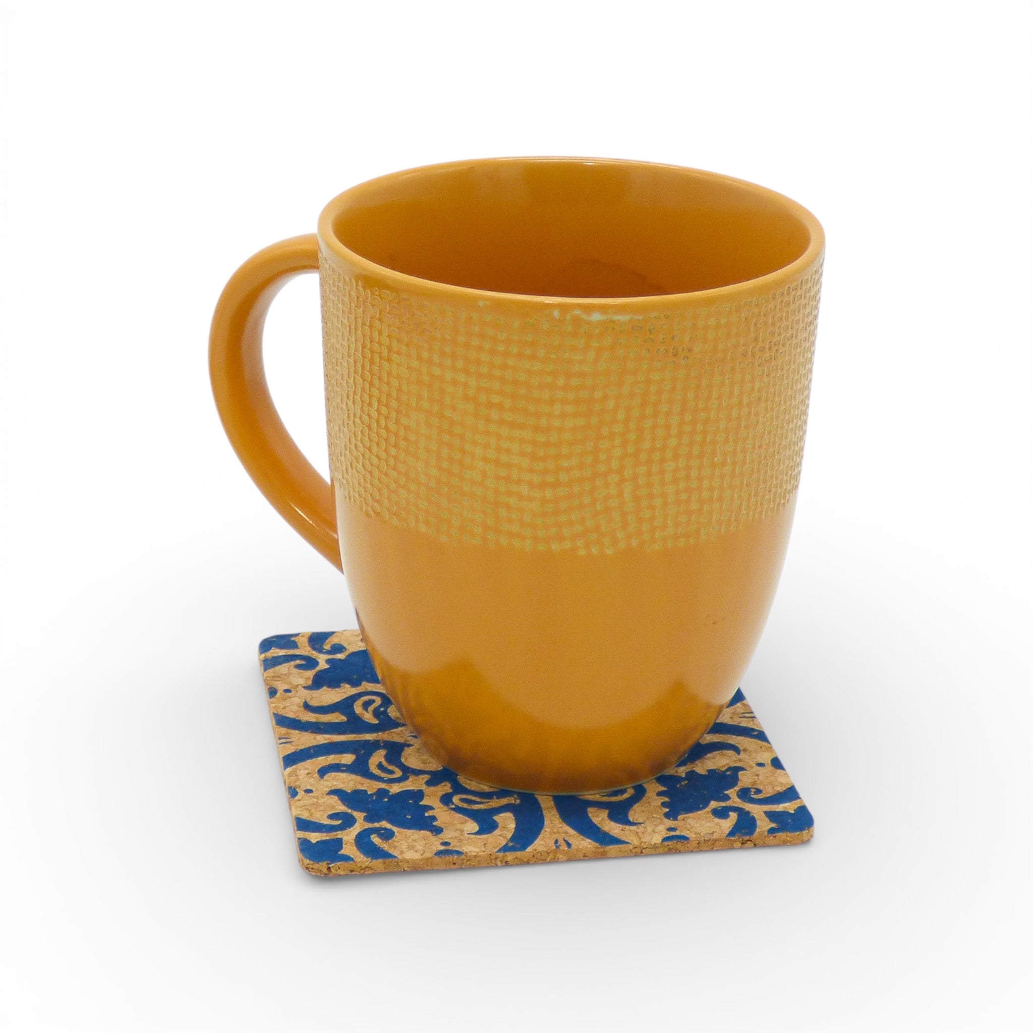 Mug posé sur un dessous de verre carré en liège motif azulejo bleu — Viking, Portugal