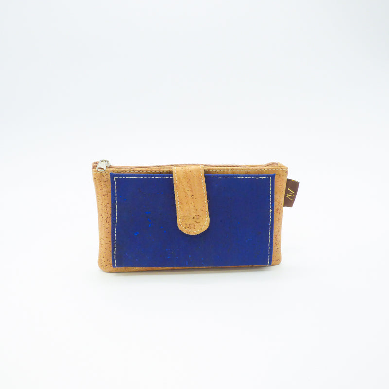 Face d'un porte-monnaie zippé en liège naturel et panneau bleu — Amador Varum, patte pression, Portugal