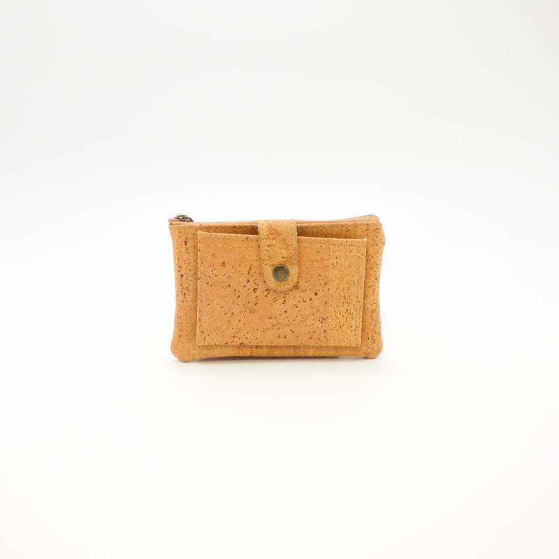 Face d'un petit porte-monnaie en liège naturel, poche à patte pression — Amador Varum, zip doré, Portugal