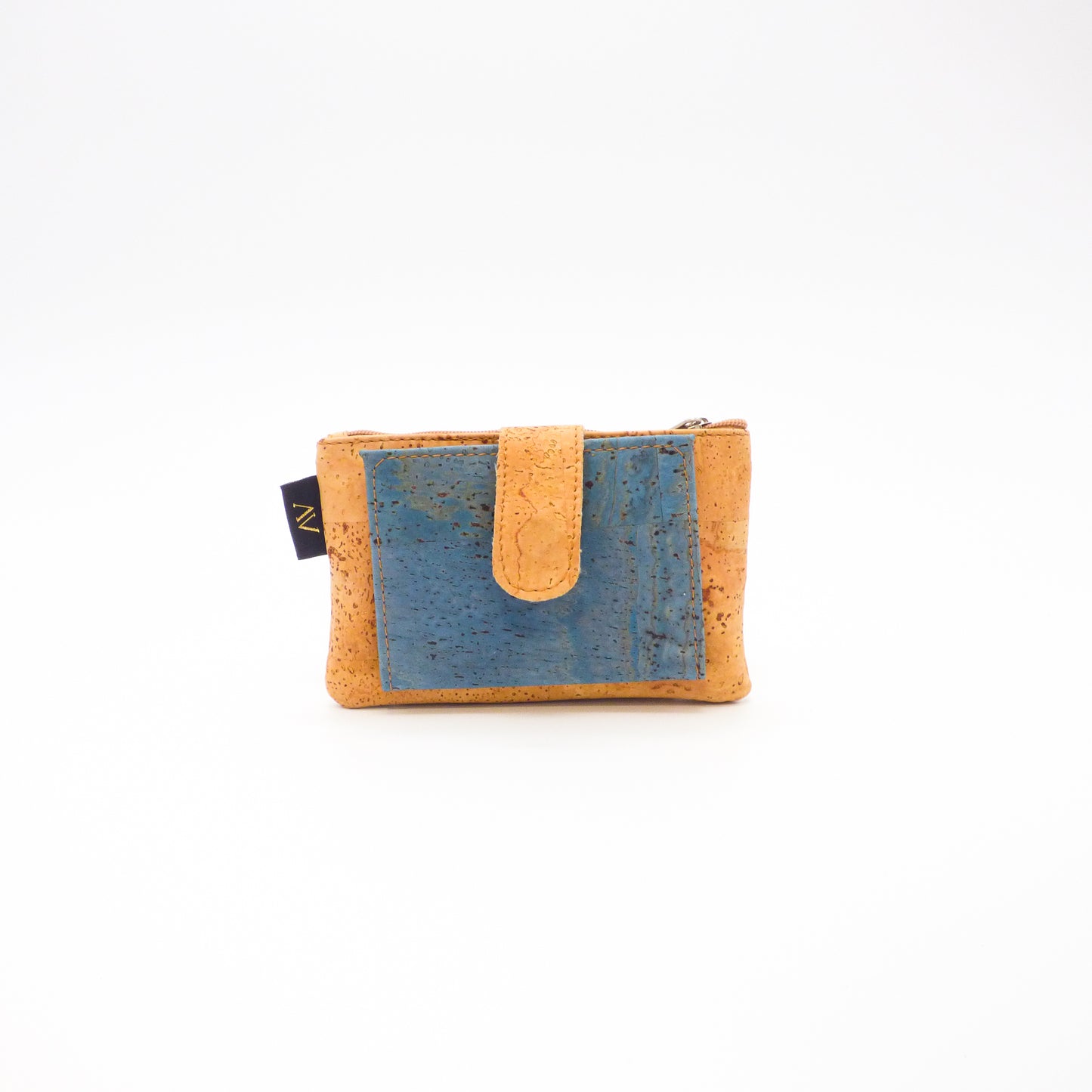 Petit porte-monnaie en liège beige avec compartiments pour cartes, marque Amador Varum, sur fond neutre.