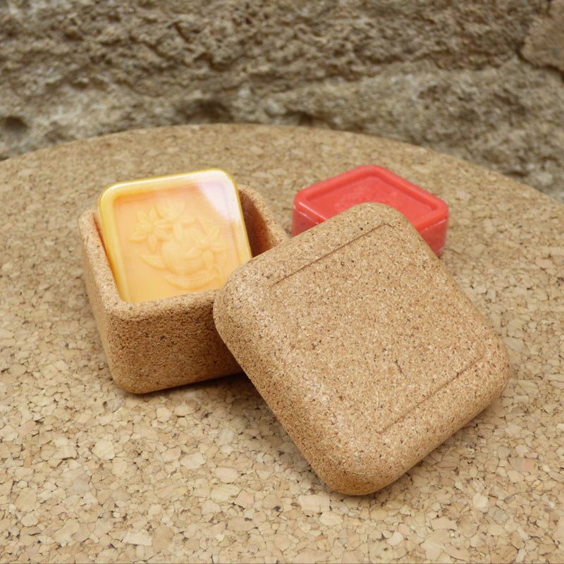 Petite boîte carrée en liège ouverte, savon à l'intérieur — Valoris, Portugal
