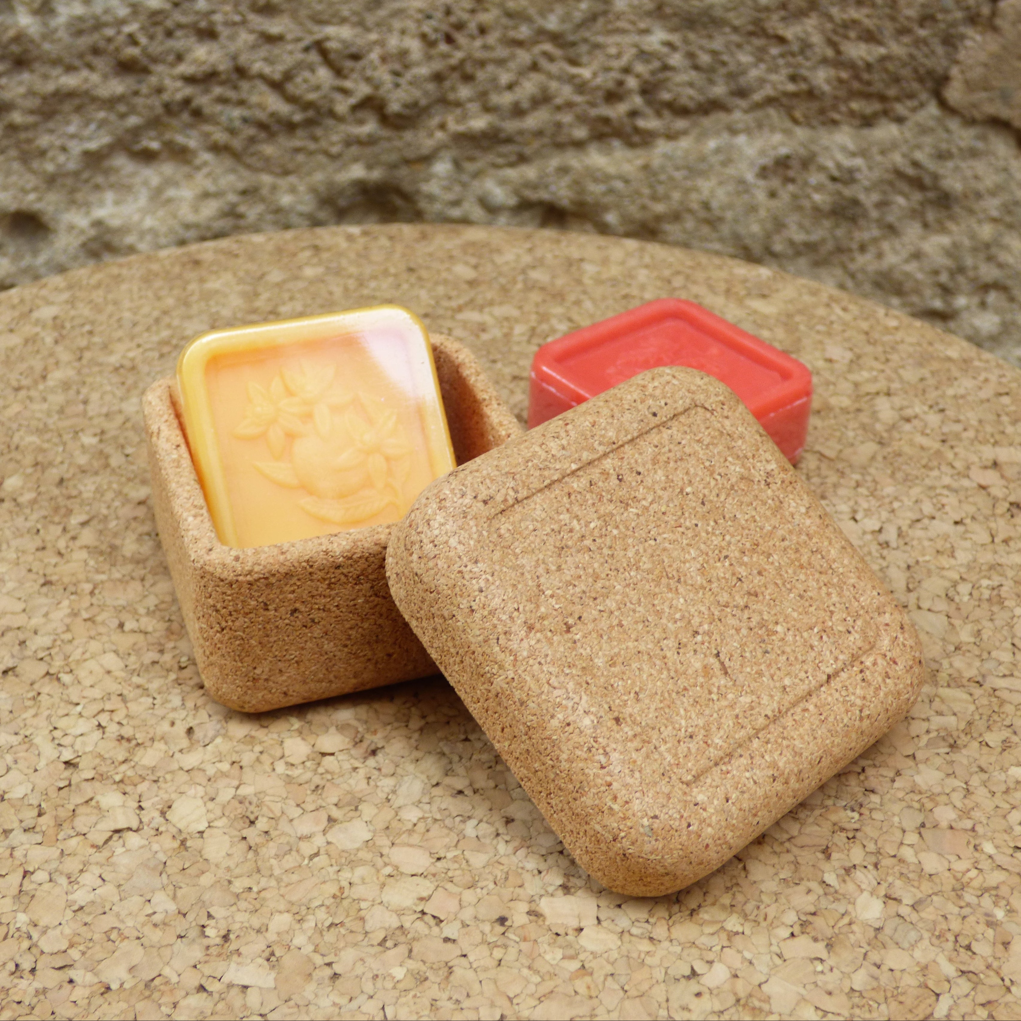 Petite boîte carrée en liège ouverte, savon à l'intérieur — Valoris, Portugal