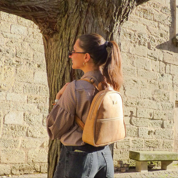 Sac à dos compact Urbain Montado en liège - porté dos, vue lifestyle - Portugal