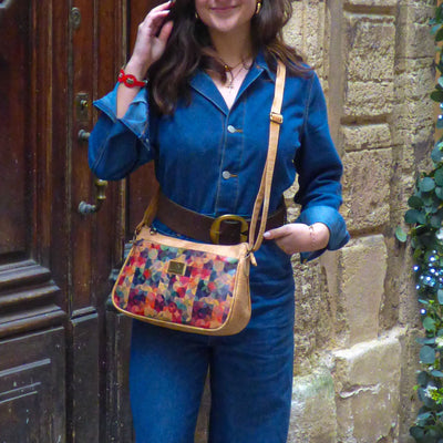 Petit sac bandoulière Montado en liège - porté, format compact - Portugal