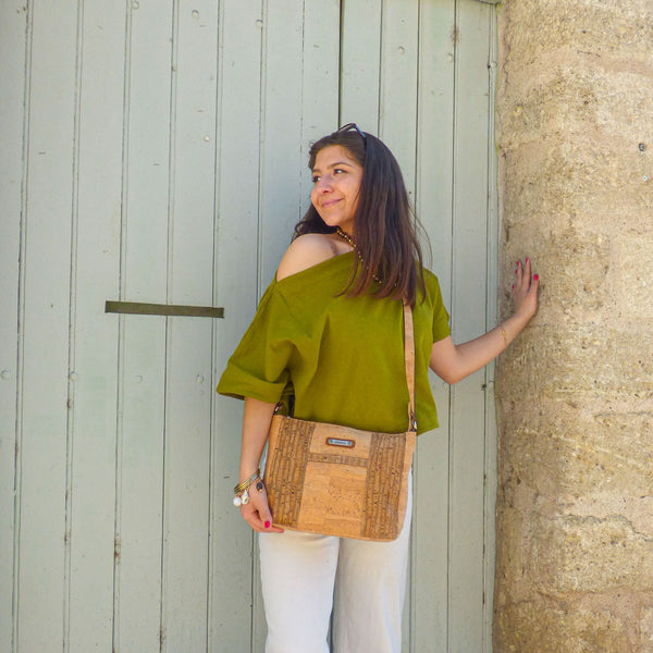 Sac bandoulière Élégance Reliefs Elenco en liège - porté, vue lifestyle - Portugal