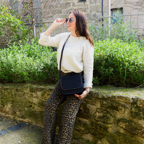 Sac bandoulière noir Marla Pais en liège - porté, vue lifestyle - Portugal