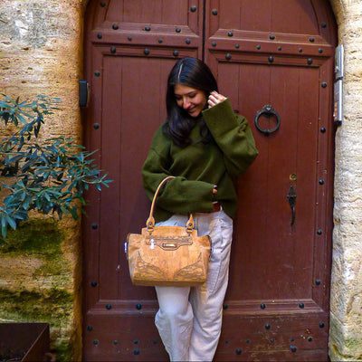 Sac à main trapèze Elenco en liège porté à l'épaule — bouclerie dorée Portugal