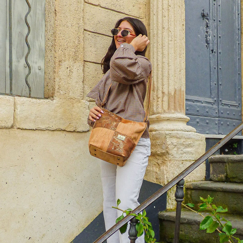 Sac bandoulière Montado en liège - porté, vue lifestyle - Portugal