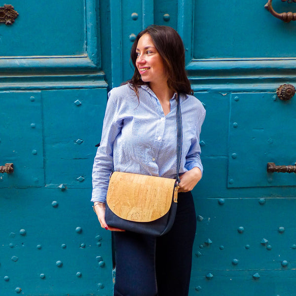 Sac bandoulière Grand Rabat bicolore Amador Varum en liège - porté, vue lifestyle - Portugal