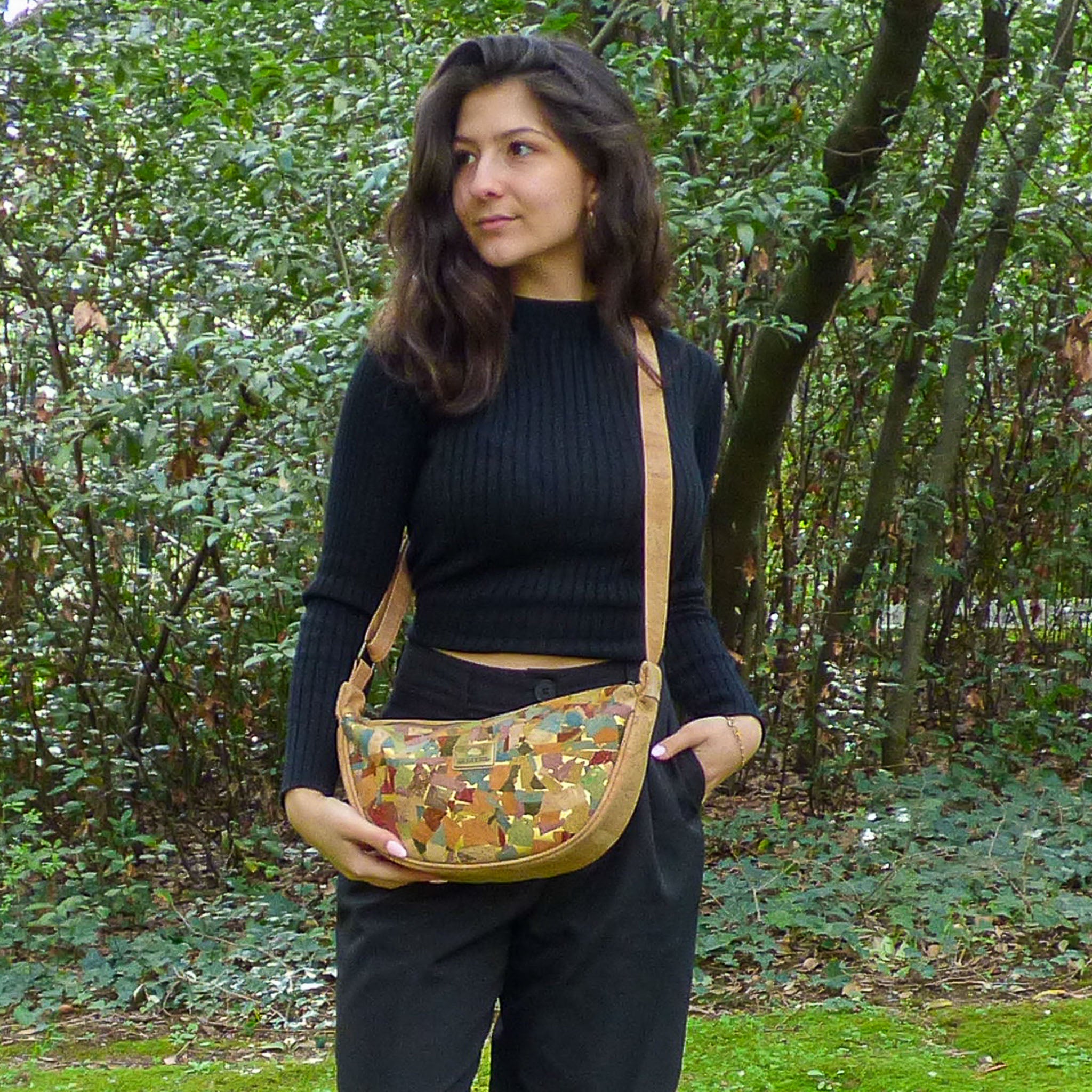 Sac banane en liège mosaïque multicolore porté en bandoulière — Montado, Portugal