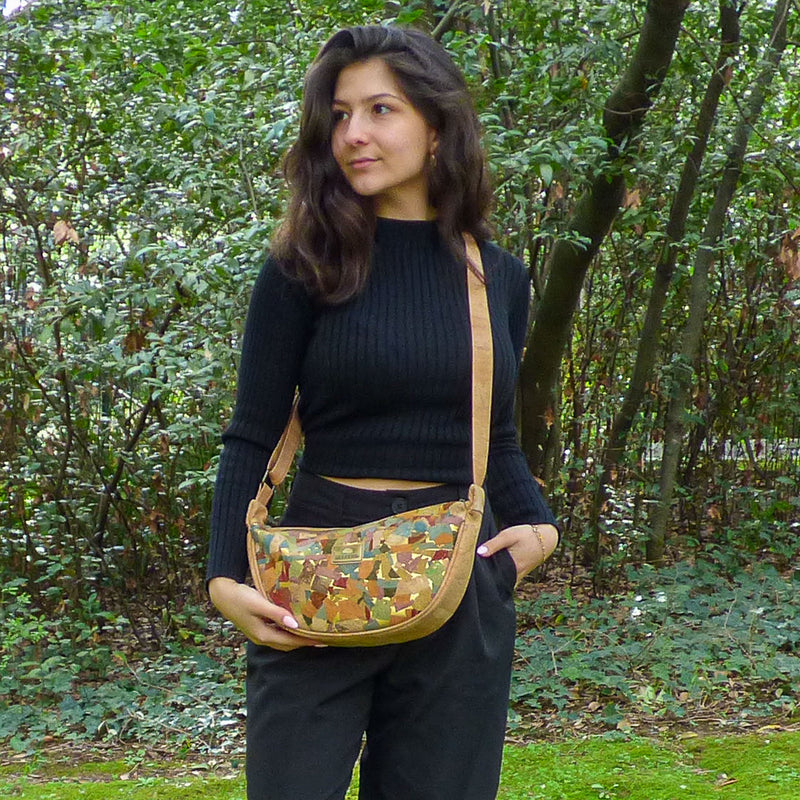 Sac banane en liège mosaïque multicolore porté en bandoulière — Montado, Portugal