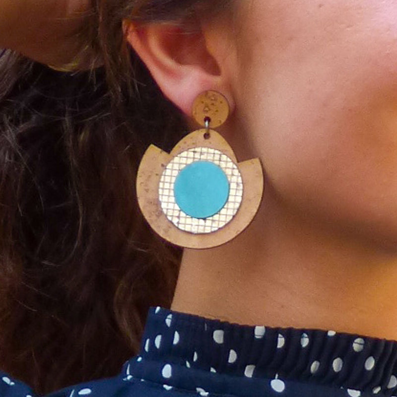 Boucles pendantes en liège, disque turquoise, portées à l'oreille — Artipel, Geometric, Portugal