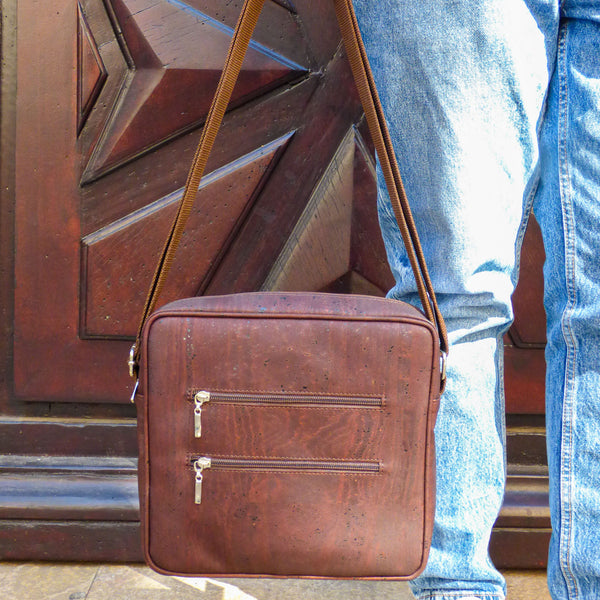 Pochette bandoulière homme en liège marron Sobreiro - vue portée - Portugal