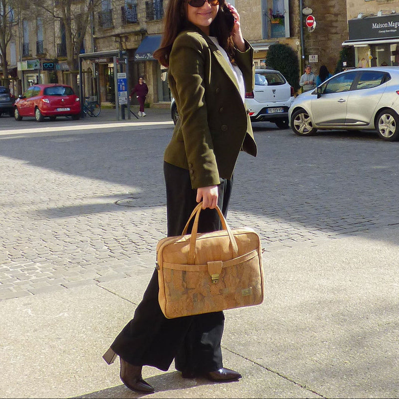 Sac bureautique en liège naturel porté à la main en ville — Montado, Portugal