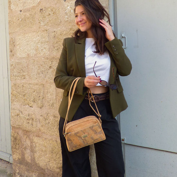 Sac bandoulière compact naturel Montado en liège - porté, vue lifestyle - Portugal