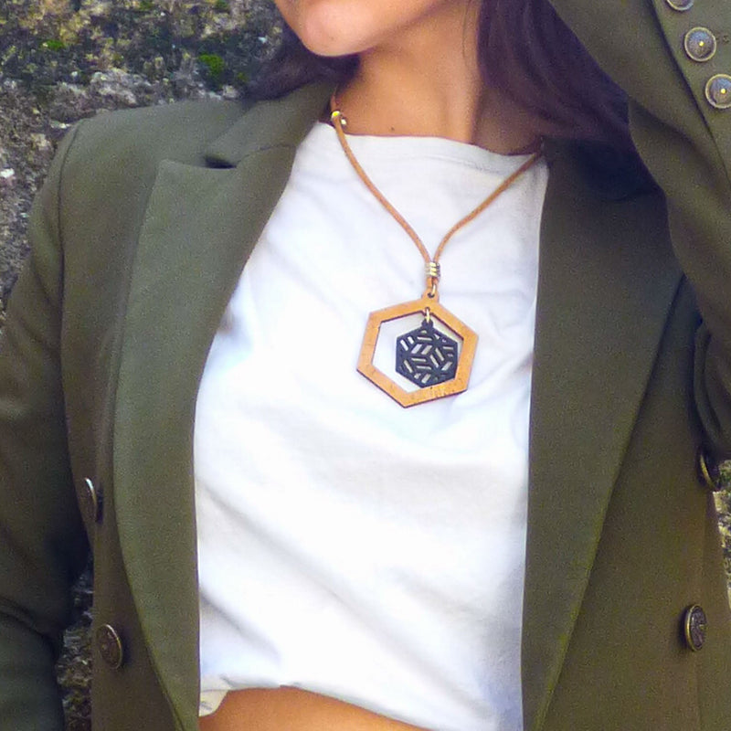 Pendentif hexagone en liège porté au cou — Artipel, anneau naturel et hexagone gris, Portugal