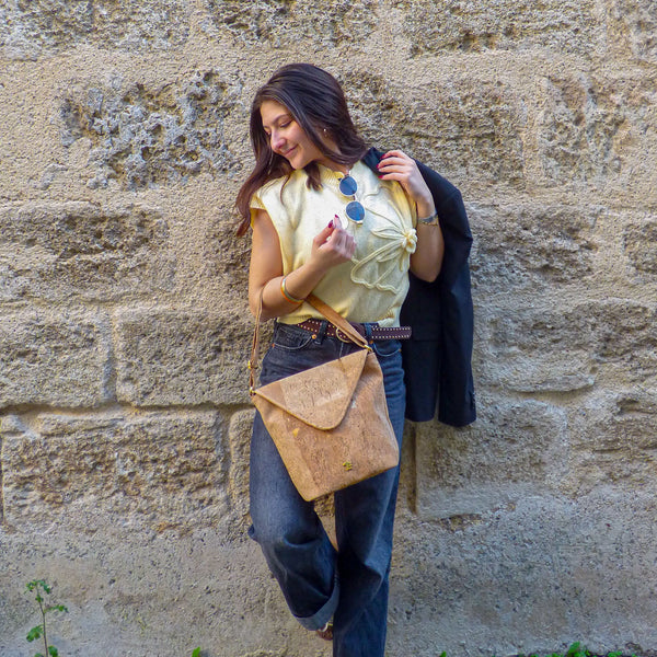 Sac bandoulière Cork Design en liège - porté, vue lifestyle - Portugal