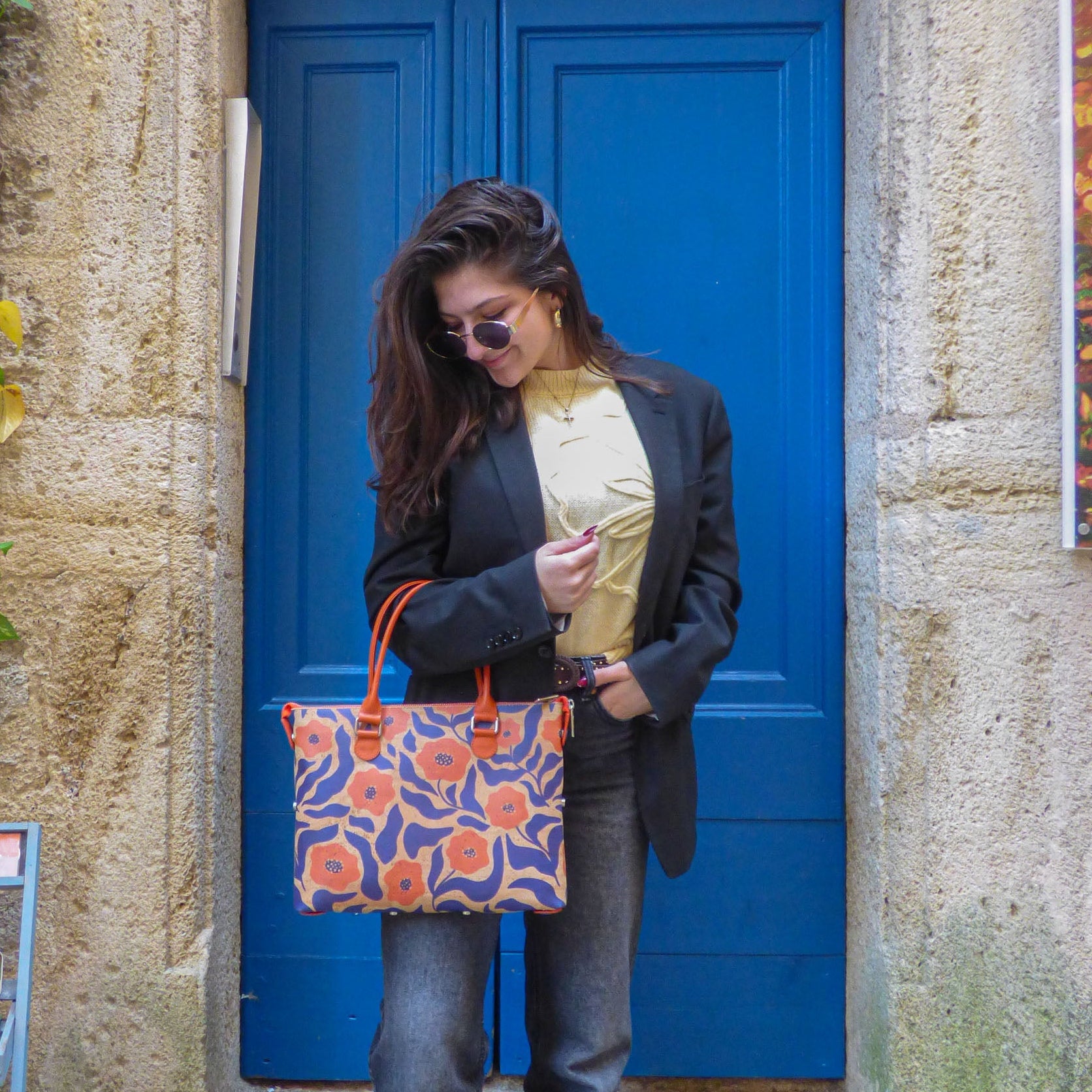 Petit sac modulable en liège imprimé floral orange et bleu porté main — Artipel, Portugal