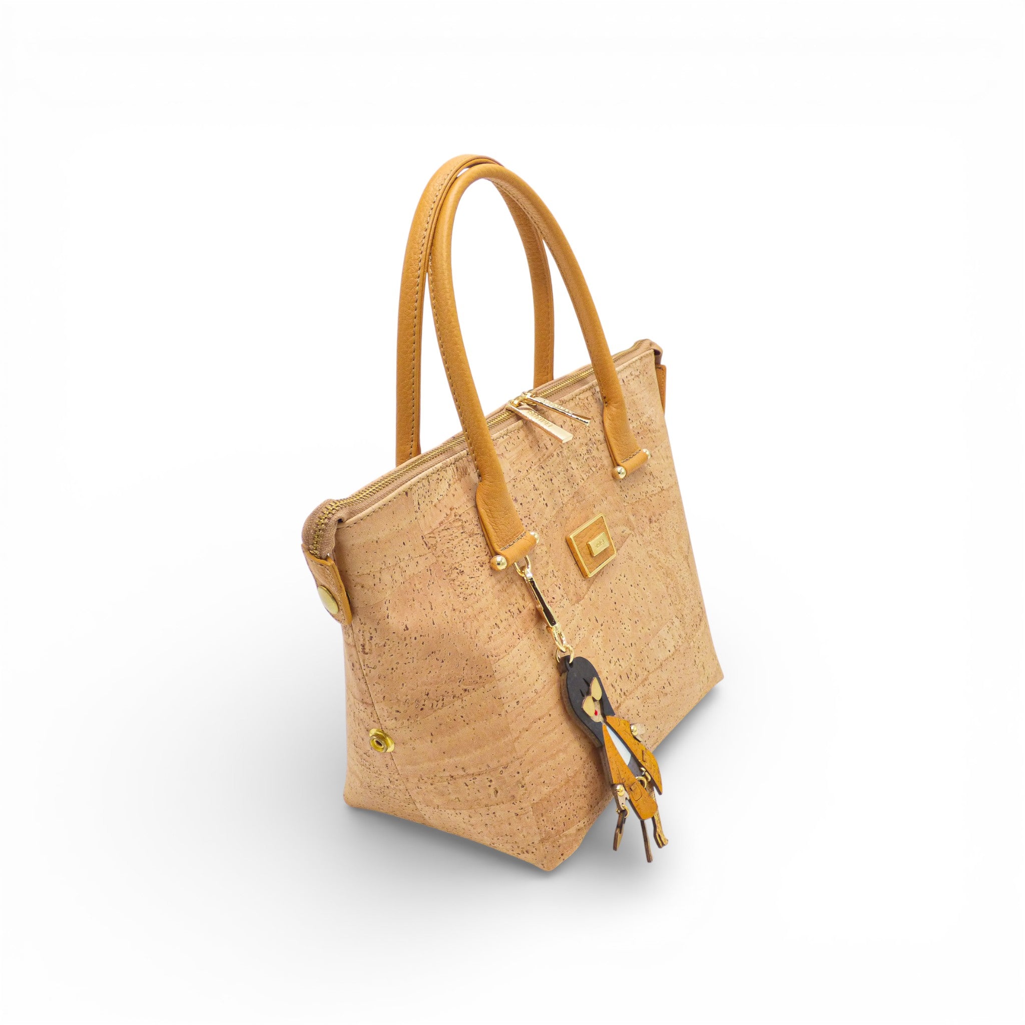 Sac convertible en liège, anses moutarde porté trois-quarts — Artipel, bijou poupée, plaque dorée, Portugal