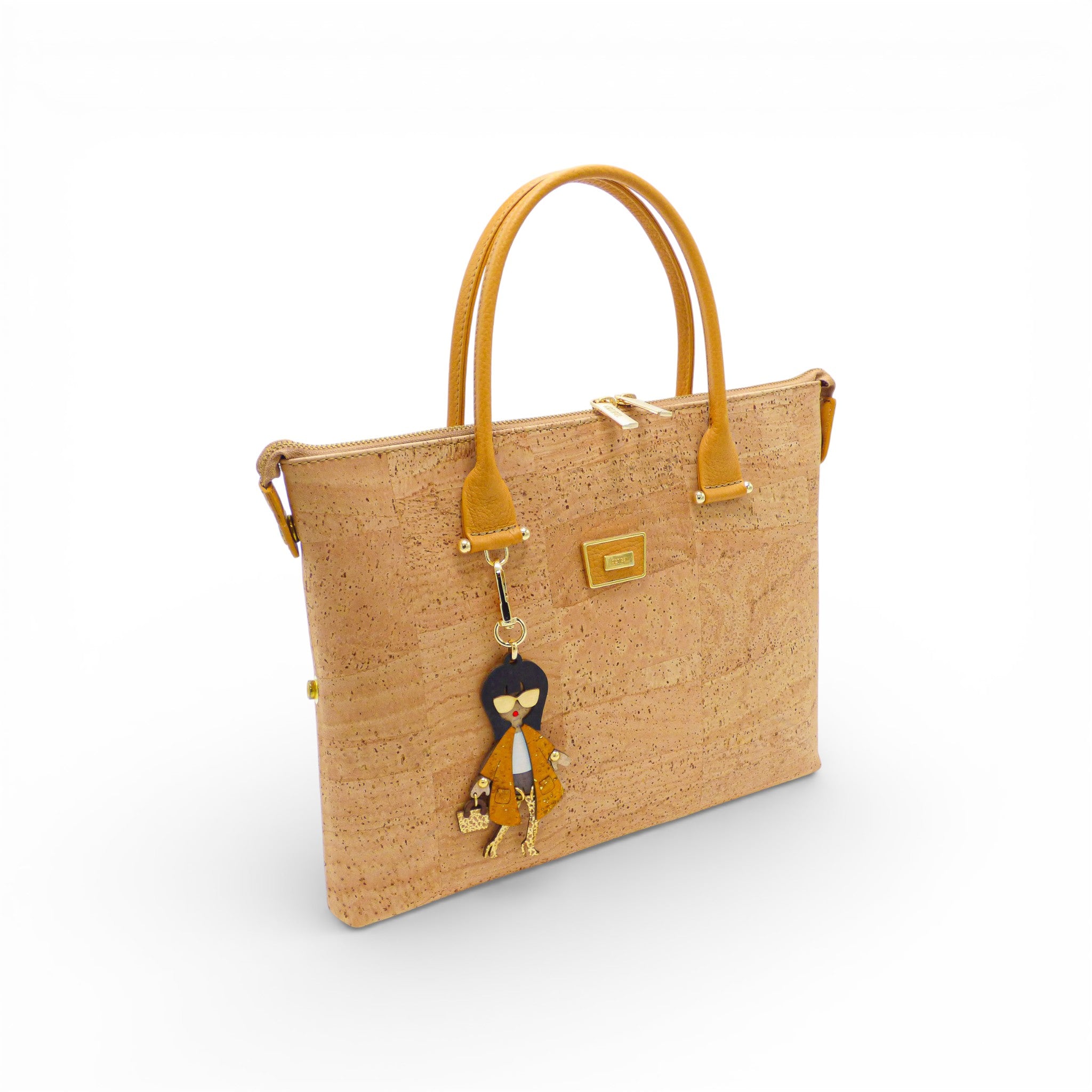 Sac modulable en liège, anses moutarde vues de trois-quarts — Artipel, bijou poupée, plaque dorée, Portugal