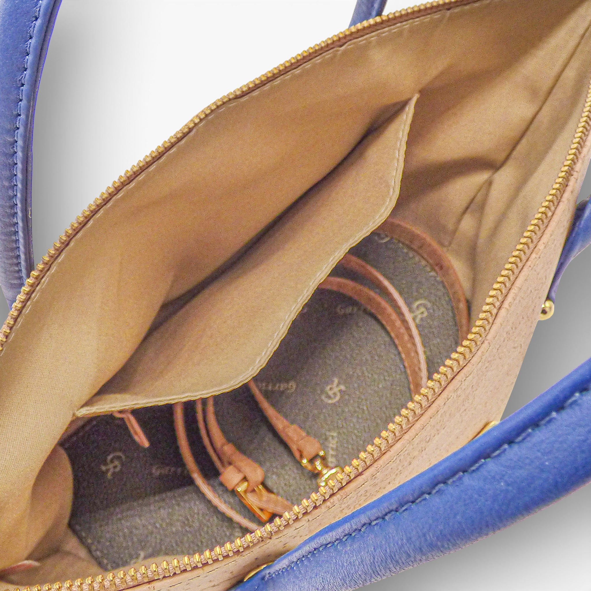 Intérieur d’un sac modulable en liège — Artipel, doublure beige et poches, zip doré, Portugal