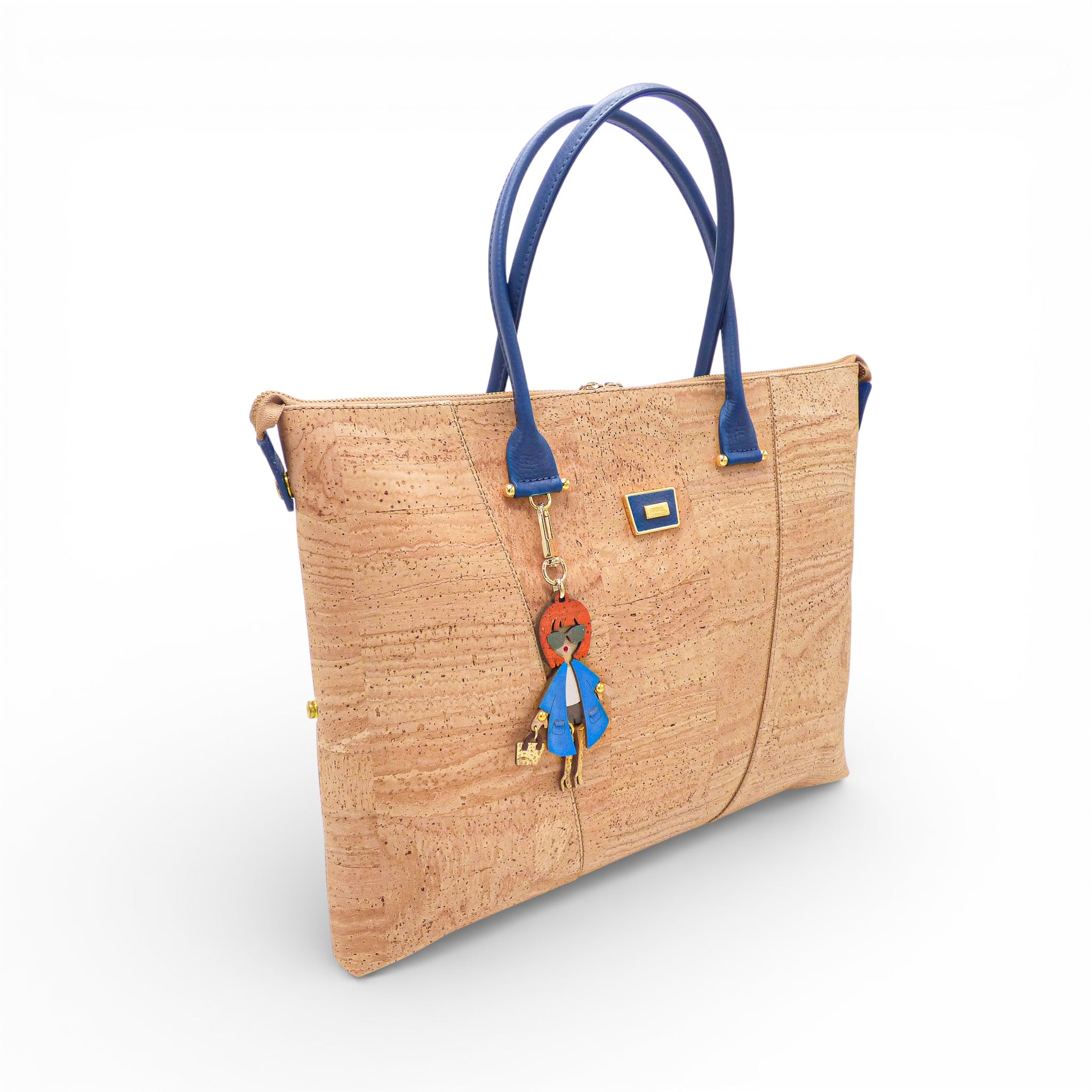 Sac modulable en liège naturel de trois-quarts — Artipel, anses bleues, breloque poupée, Portugal