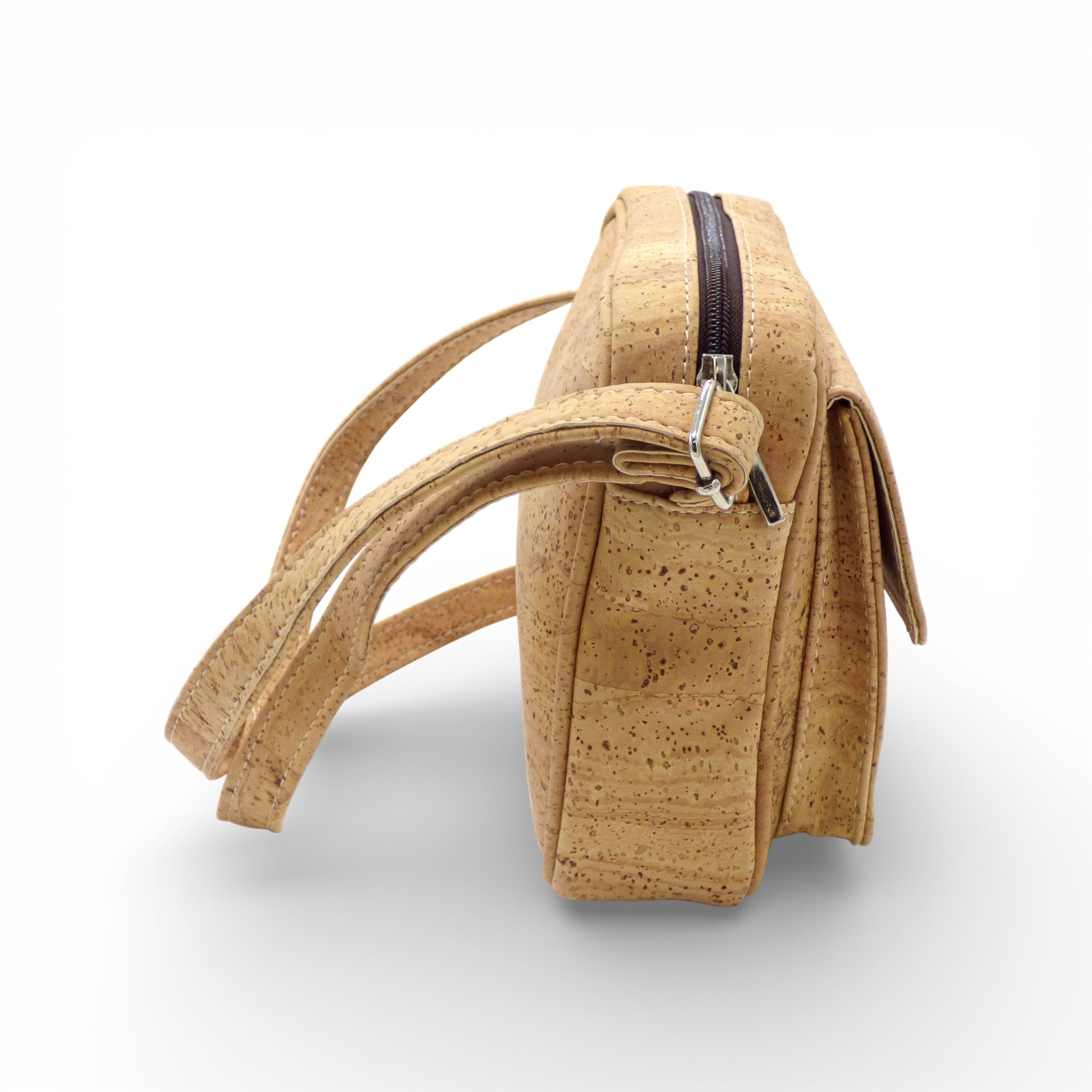 Sac bandoulière carré Marla Pais en liège - vue angle, texture naturelle