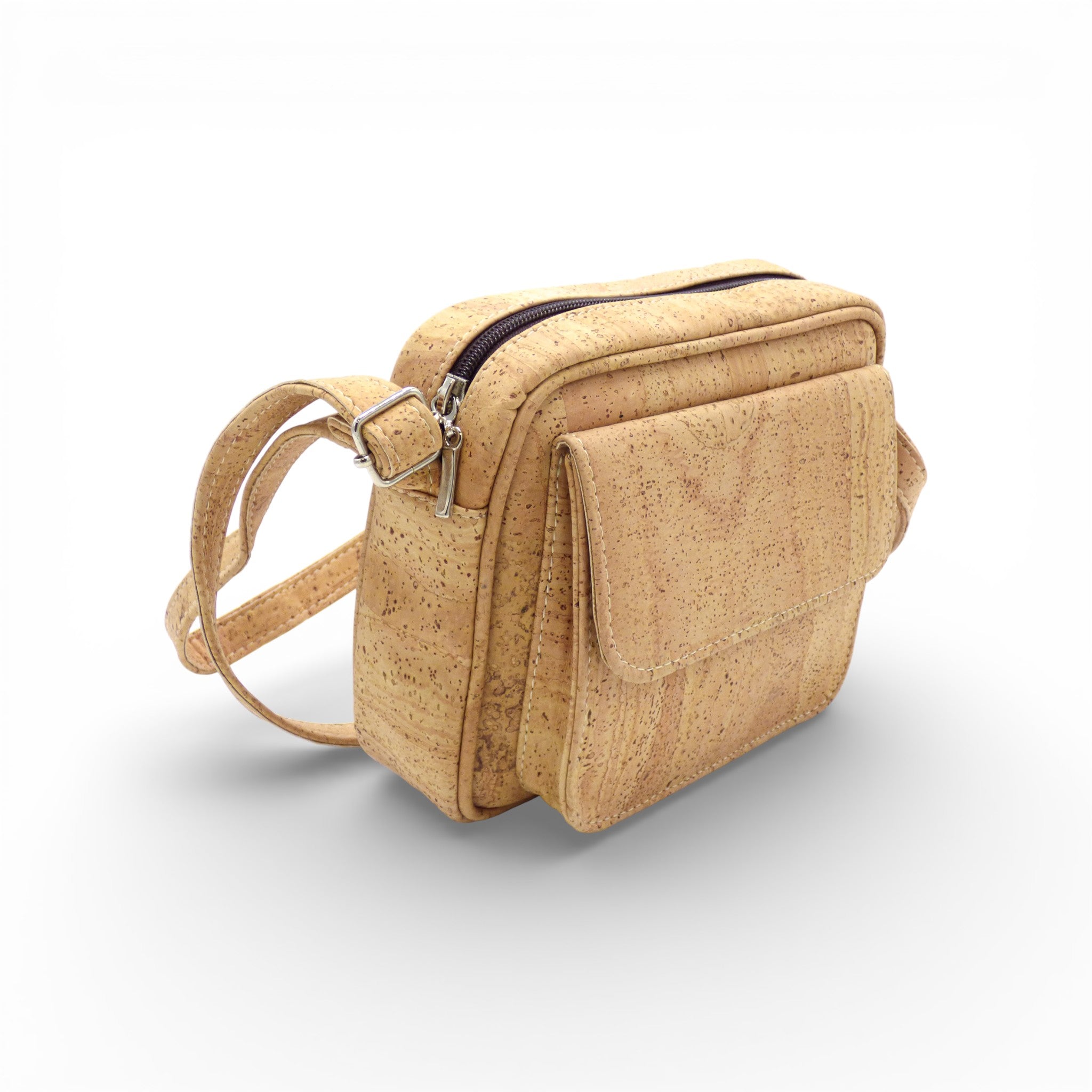 Sac bandoulière carré en liège de Marla Pais, avec poche avant rigide, imperméable et durable.