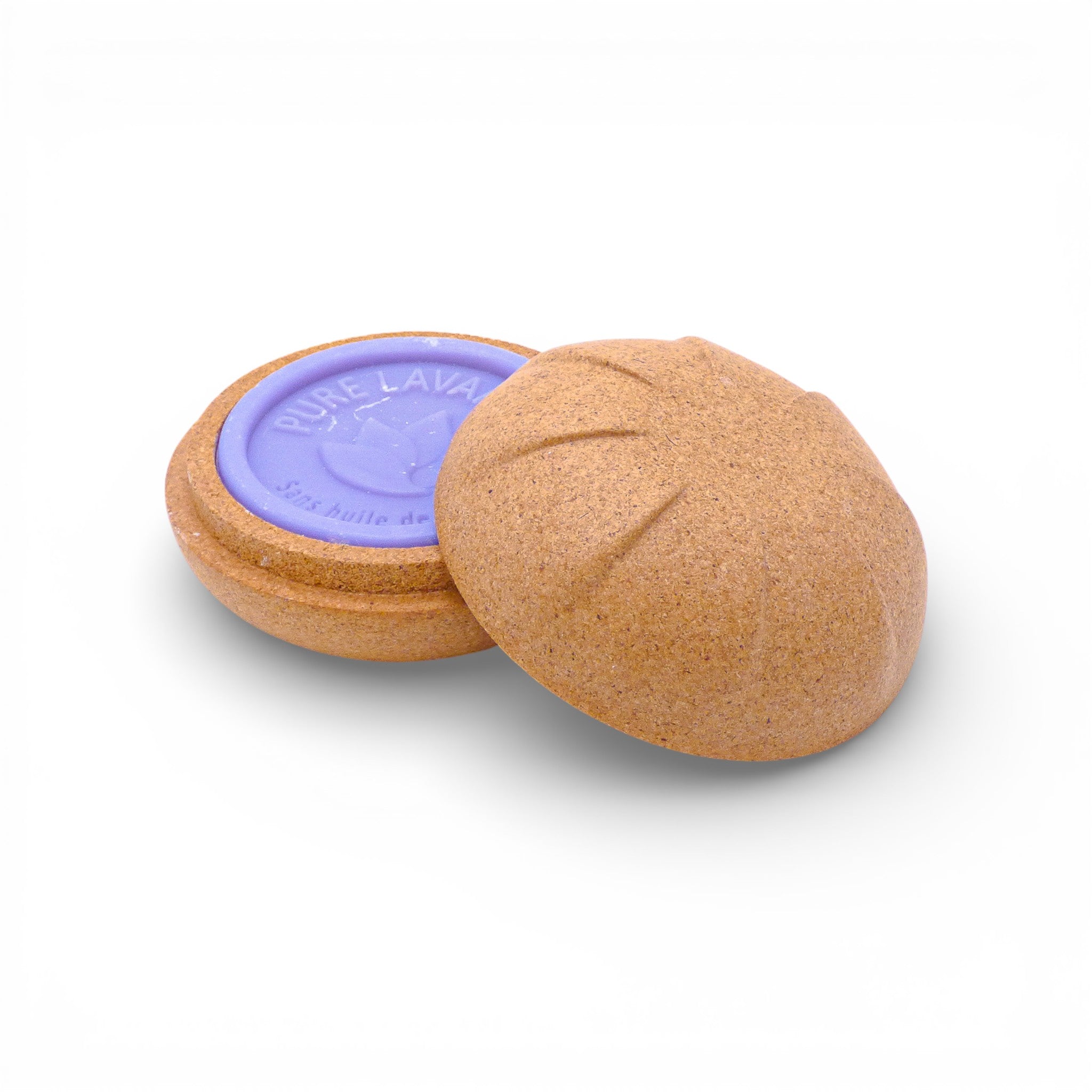 Boîte à savon ouverte avec savon à la lavande, accessoire de toilette nomade
