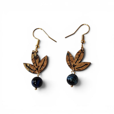 Boucles d'oreilles feuilles en liège naturel avec graine bleu nuit, bijou léger artisanat Portugal