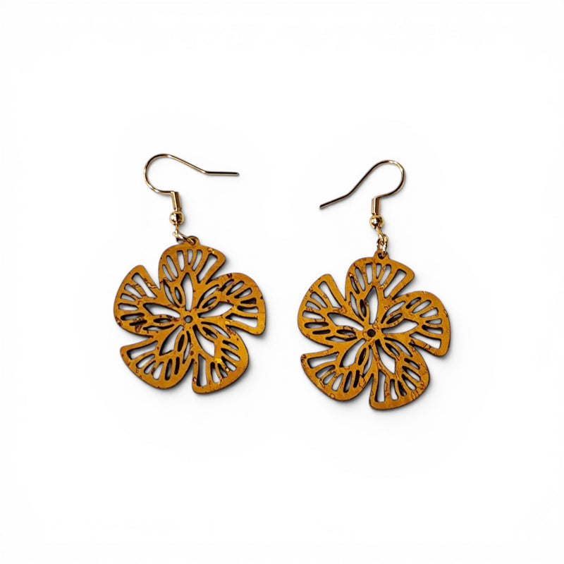 Boucles d'oreilles fleur ajourée en liège jaune, bijou léger fait main au Portugal