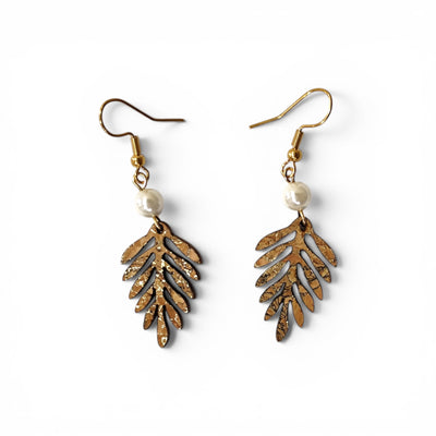 Boucles d'oreilles fougère en liège naturel doré et perle blanche, bijou léger artisanat Portugal
