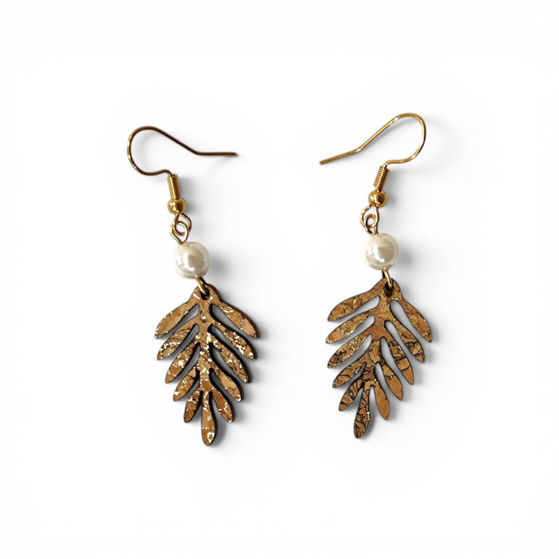 Boucles d'oreilles fougère en liège naturel doré et perle blanche, bijou léger artisanat Portugal