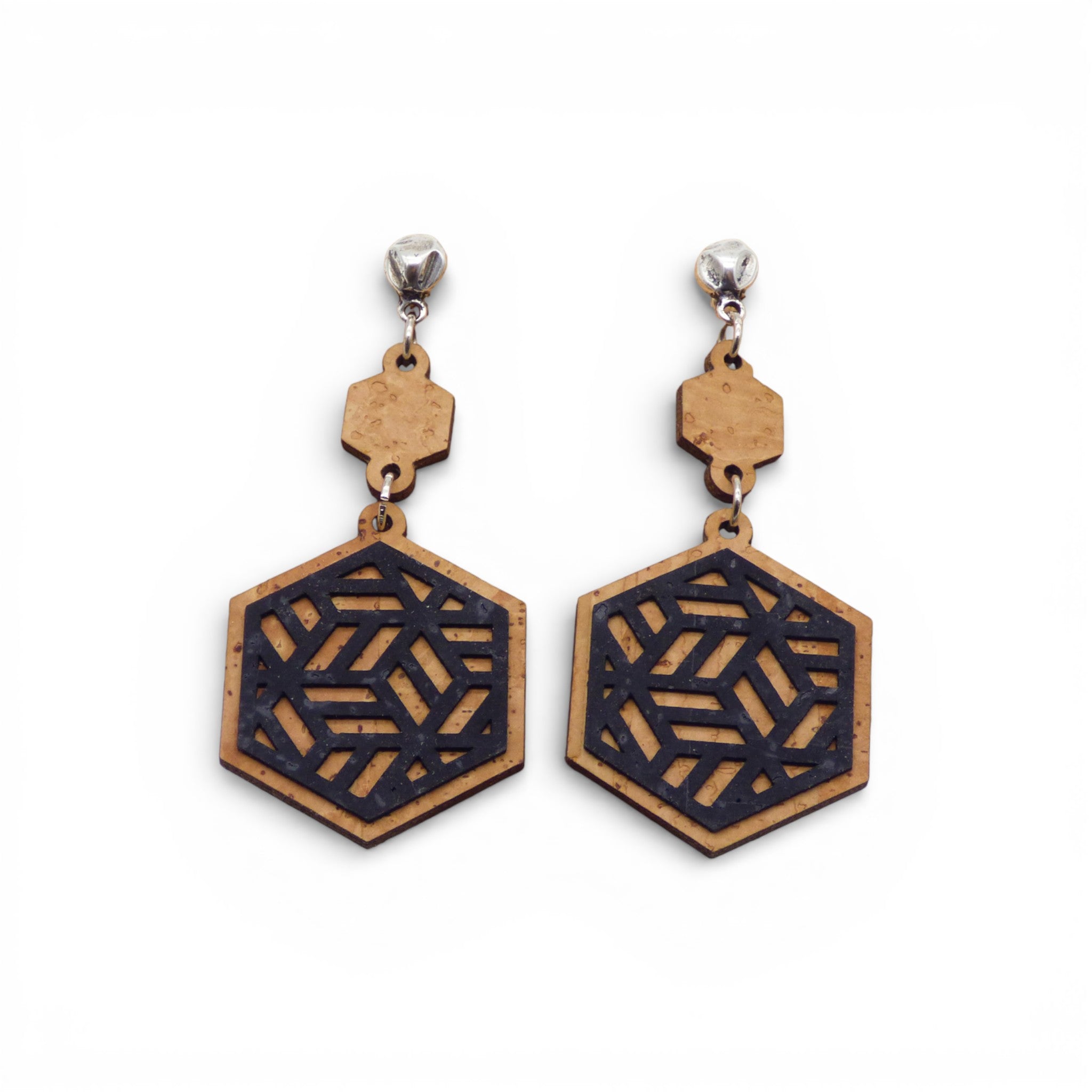 Boucles d'oreilles hexagone ajouré noir sur liège naturel, de face — Artipel, Portugal
