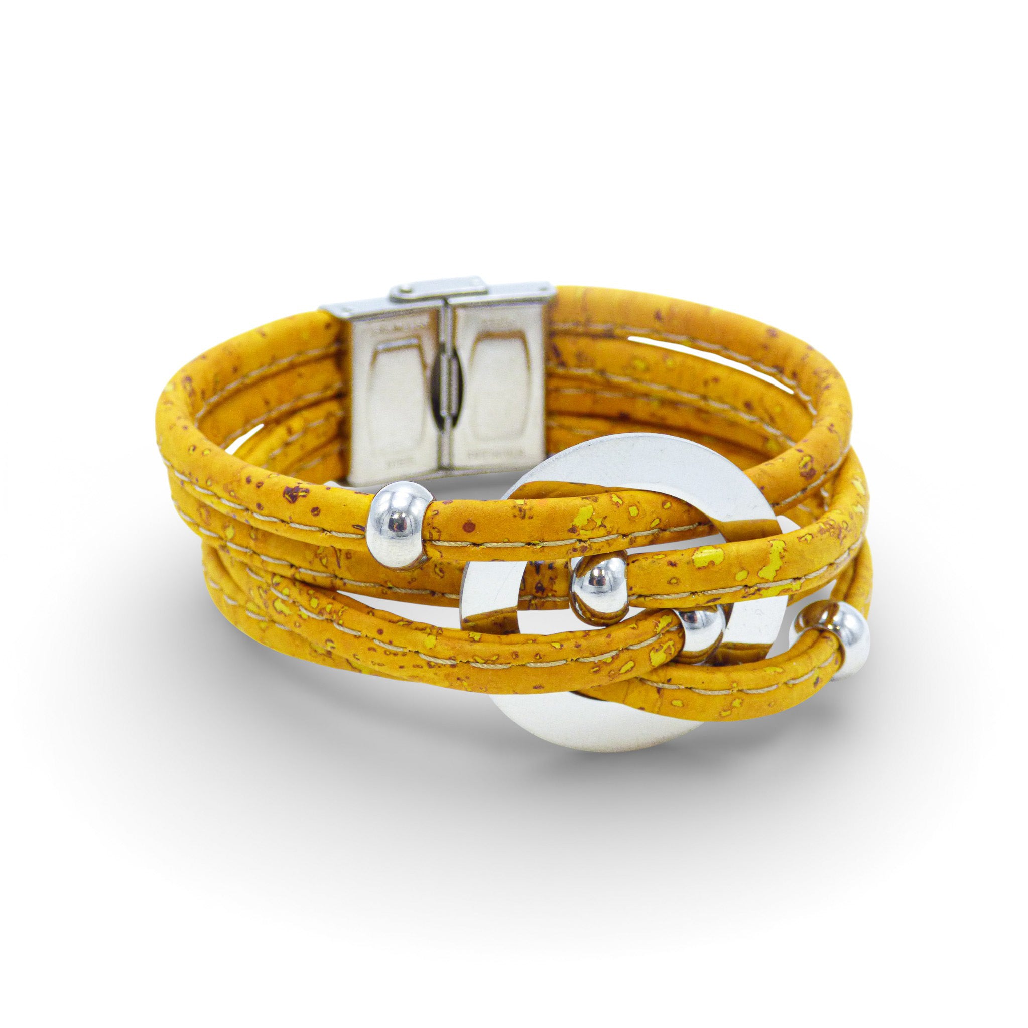 Bracelet multi-rangs en liège jaune moutarde de face — Cork Colors, médaillon argenté, Portugal