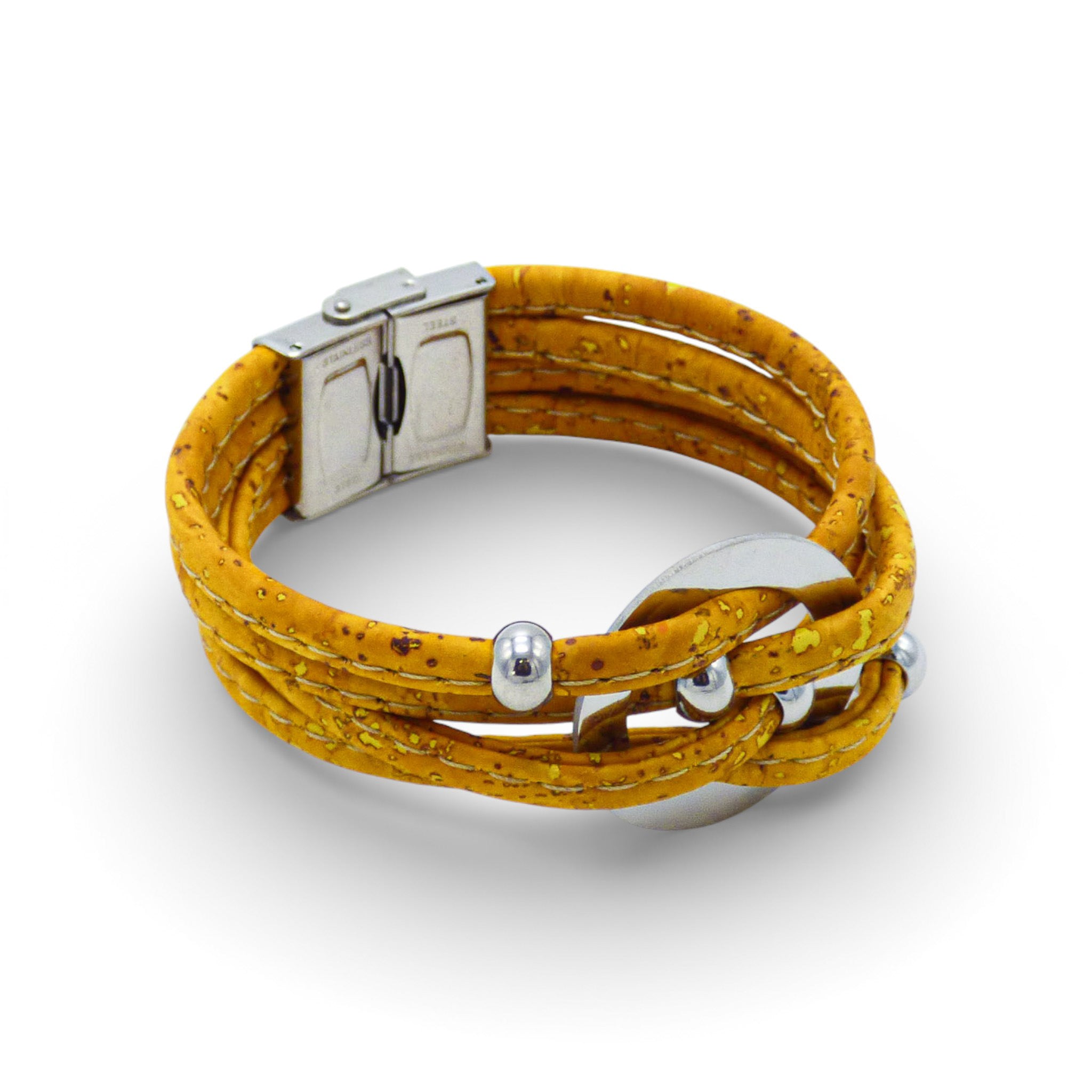 Bracelet multi-rangs en liège jaune moutarde — Cork Colors, médaillon argenté, perles, Portugal