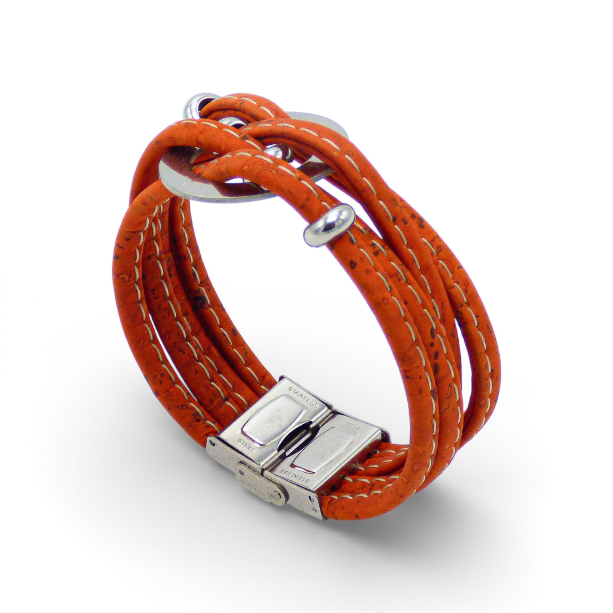 Bracelet multi-rangs en liège orange de trois quarts — Cork Colors, anneau métal, Portugal