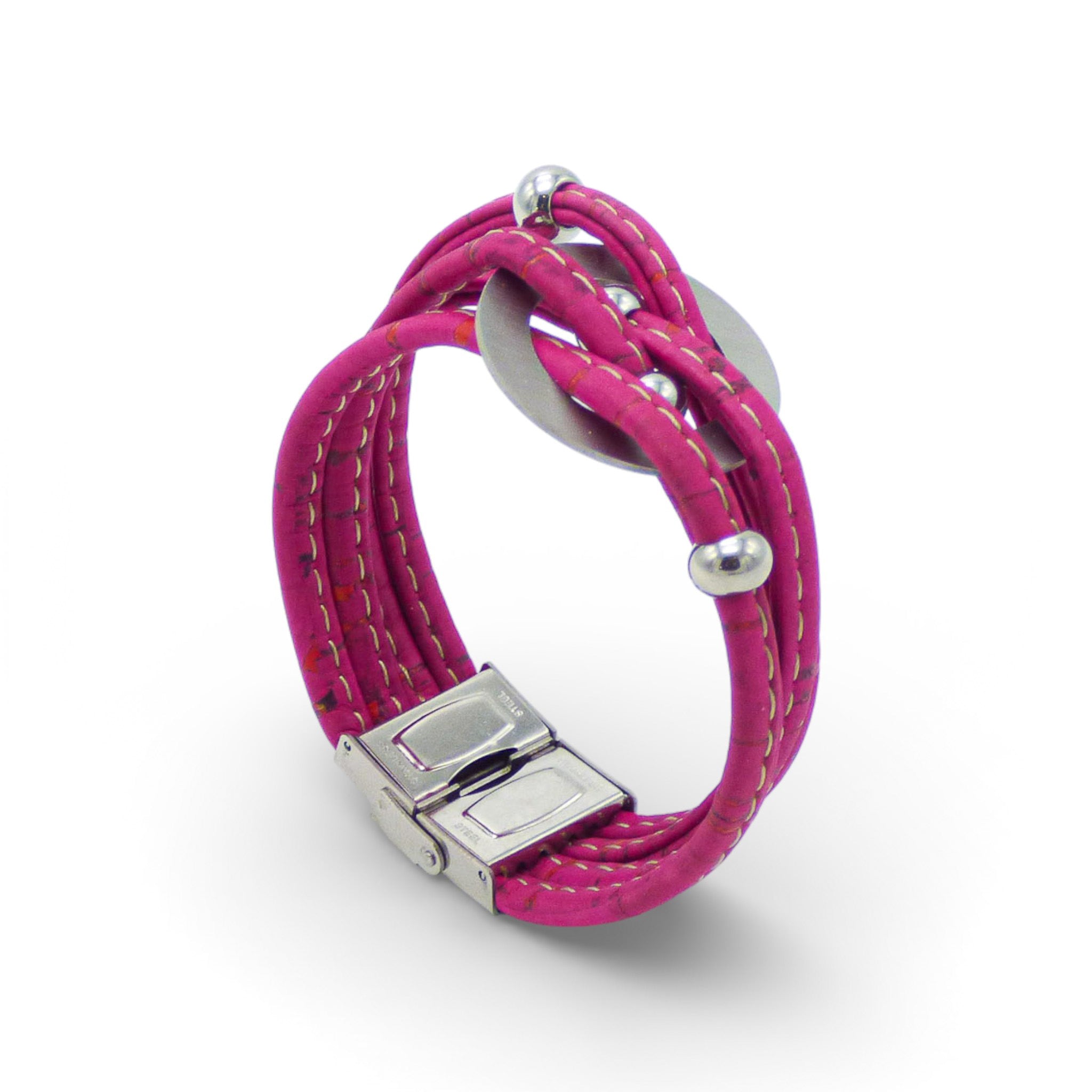 Bracelet multi-rangs en liège rose de trois quarts — Cork Colors, médaillon argent, Portugal