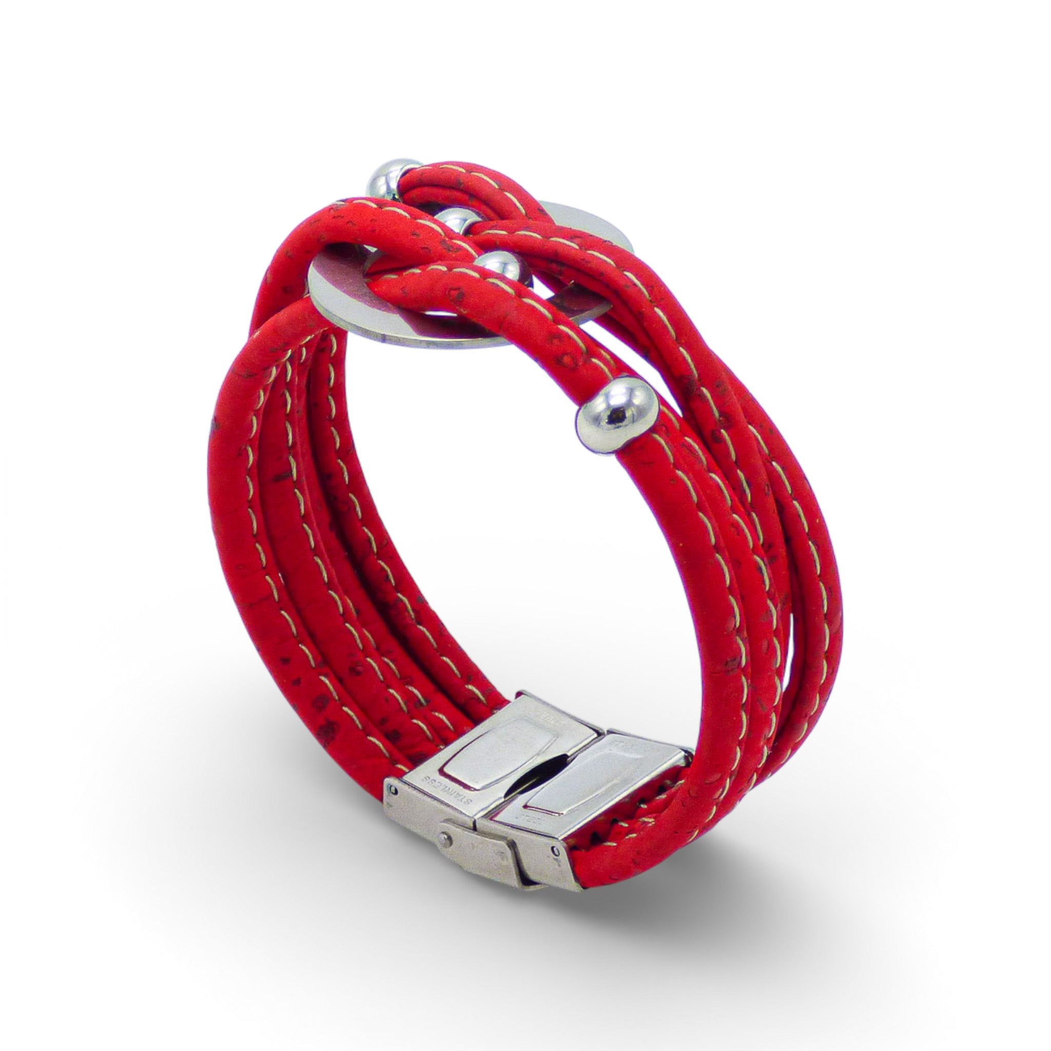 Bracelet multi-rangs en liège rouge de trois quarts — Cork Colors, nœud et médaillon, Portugal